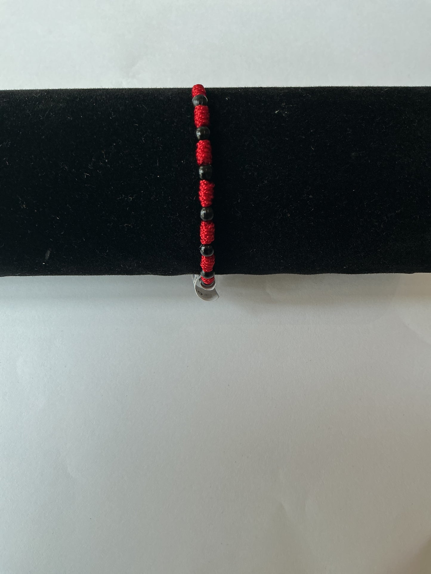 Pulsera de hilo rojo y negro con decenario cristal negro para bebes