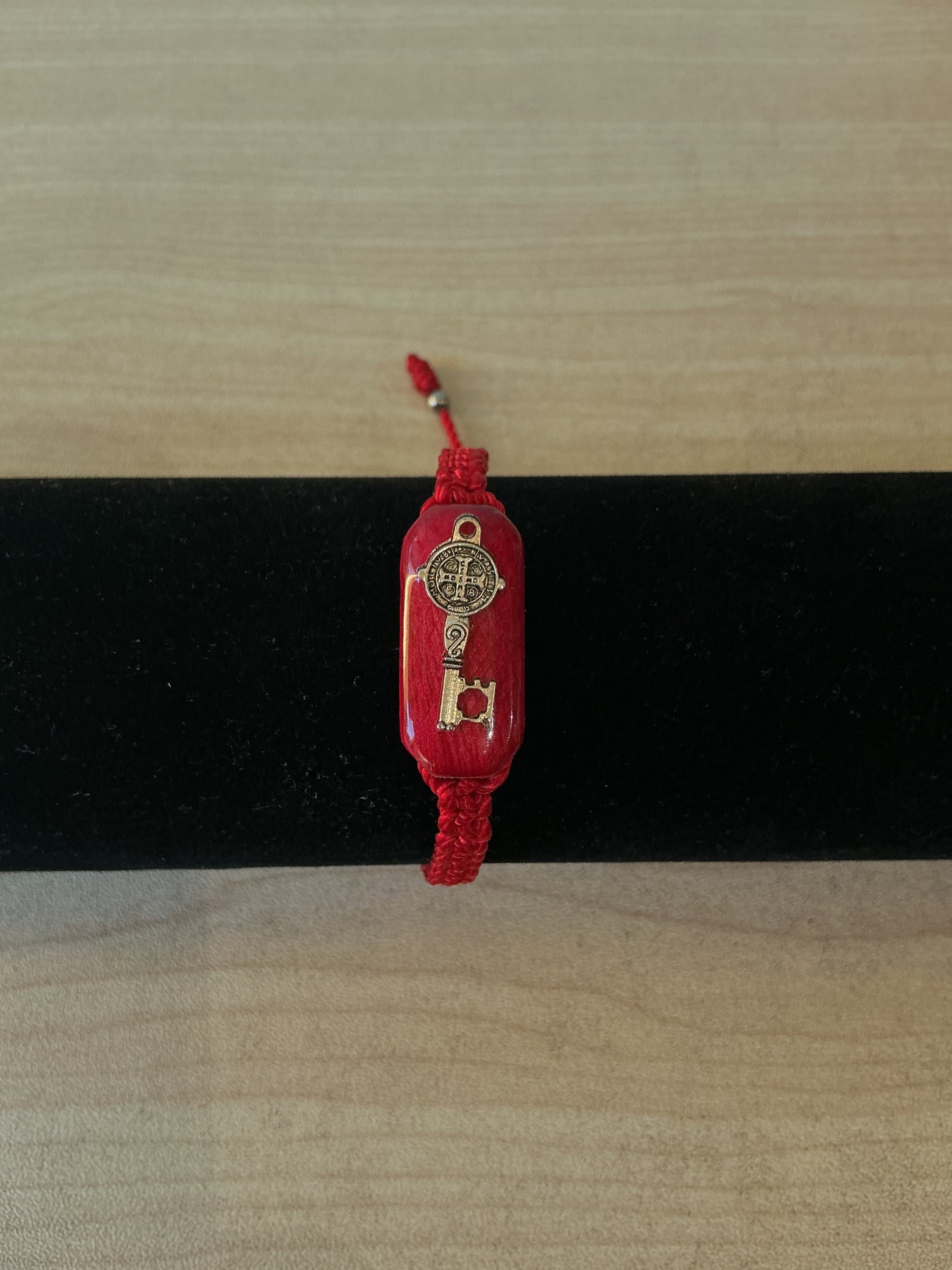 Pulsera de hilo rojo, madera encapsulado con resina llave de San Benito