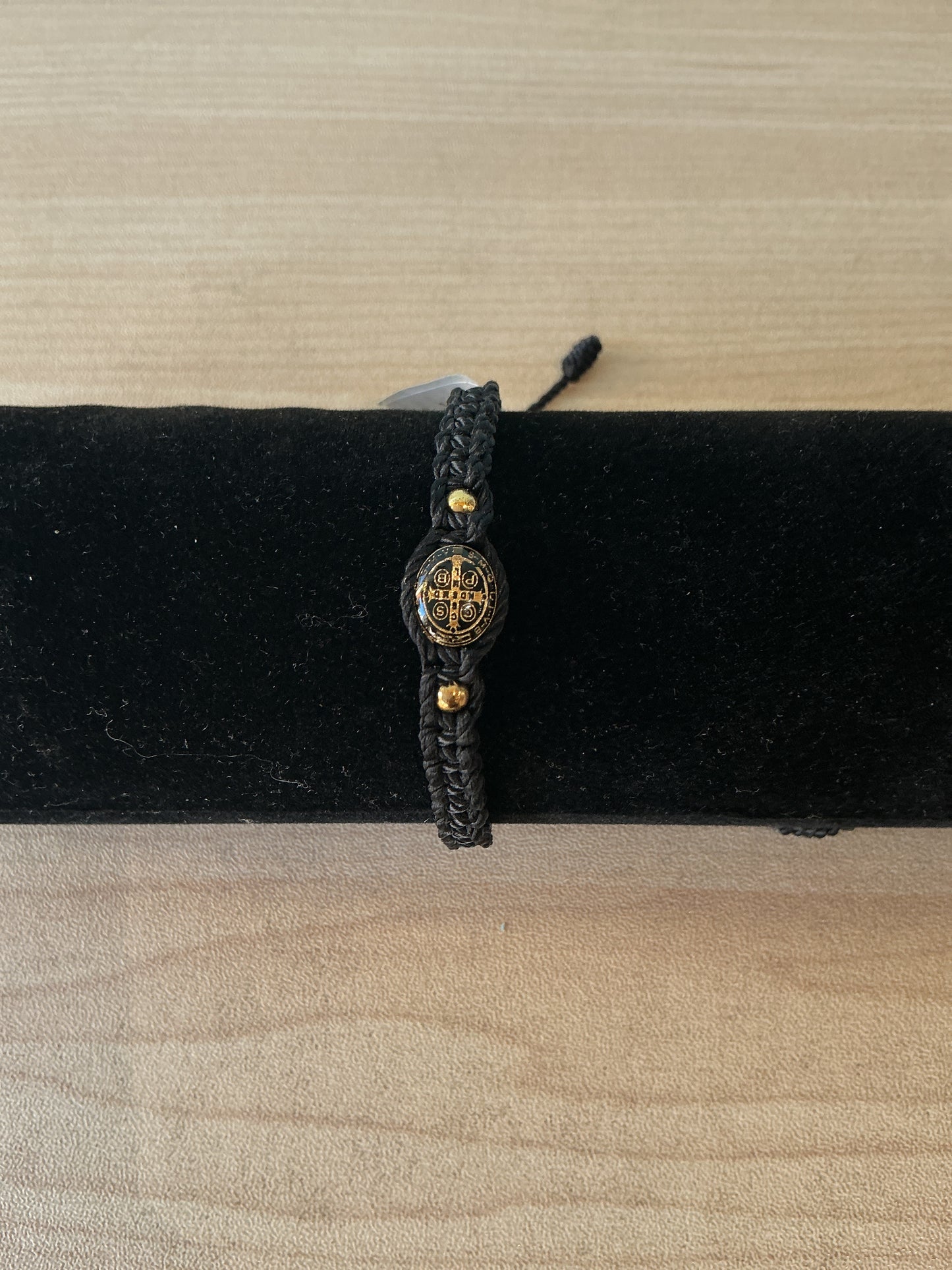 Pulsera de hilo negro ,encapsulado con resina - San Benito