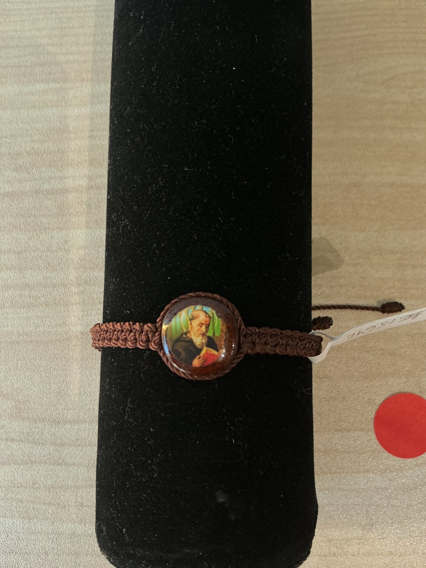 Pulsera de hilo cafe oscuro, madera encapsulado con resina de San Benito