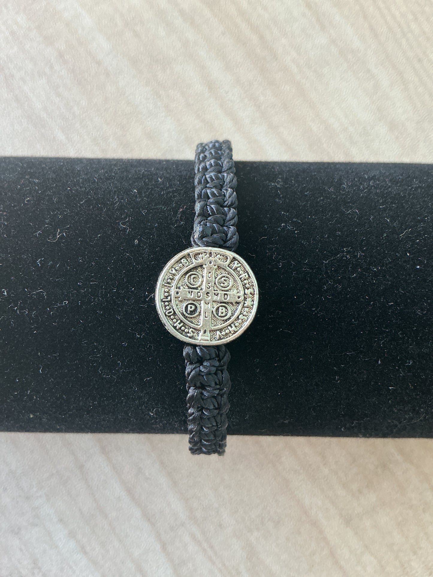 Brazalete de hilo negro con medalla de San Benito