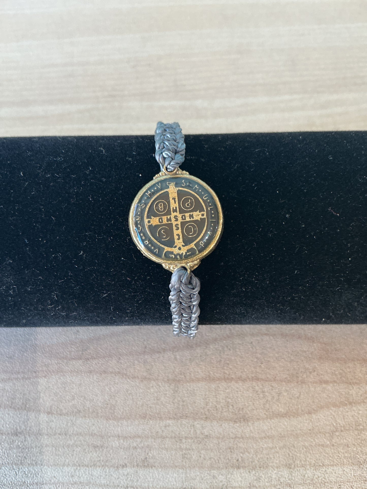 Brazalete de hilo gris con medalla de San Benito