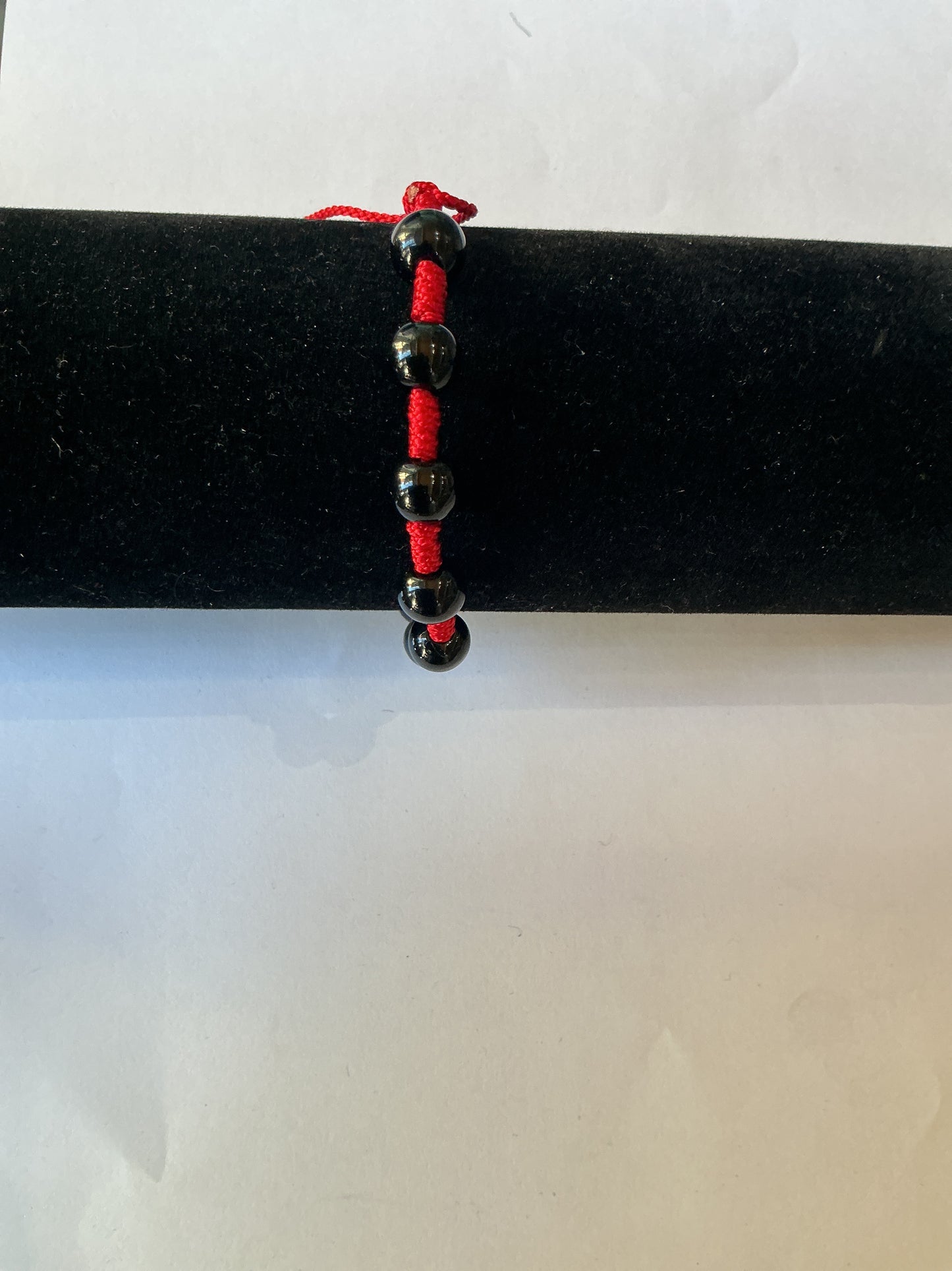 Pulsera de hilo rojo y negro con decenario cristal negro
