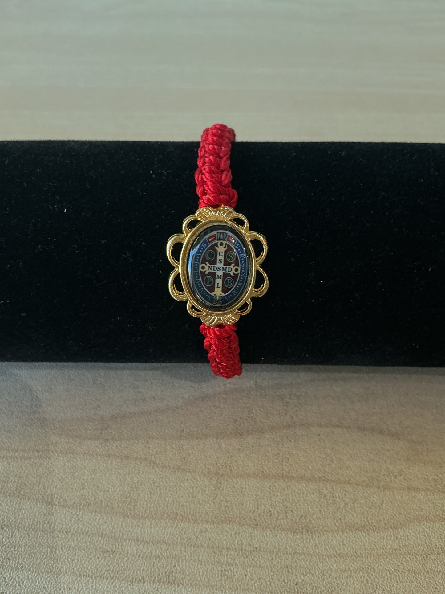 Pulsera de hilo con resina - San Benito