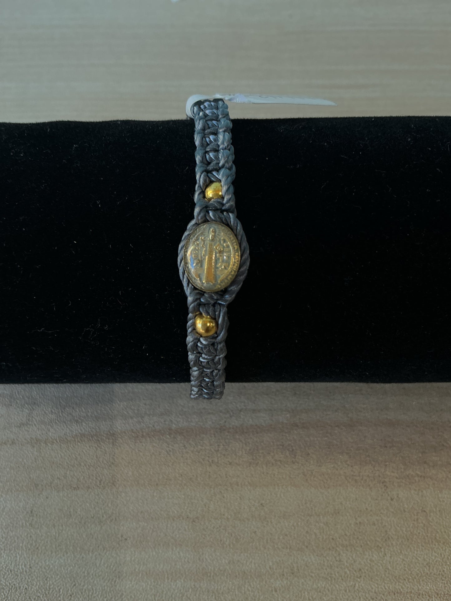 Pulsera de hilo gris, encapsulado con resina - San Benito