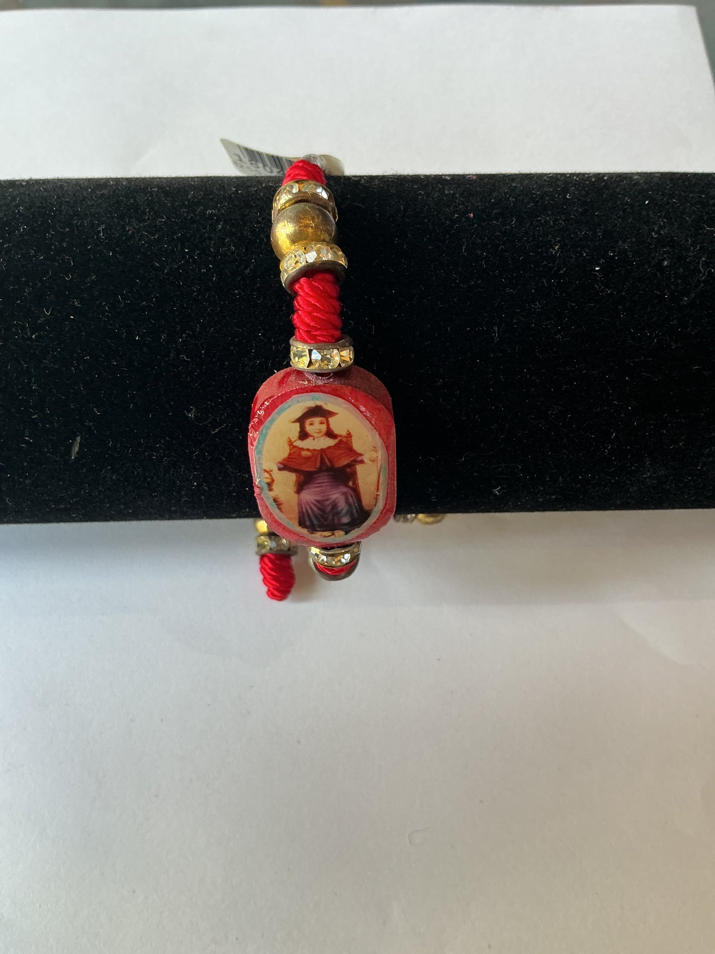 Brazalete Rojo con madera y resina de Niño de Atocha