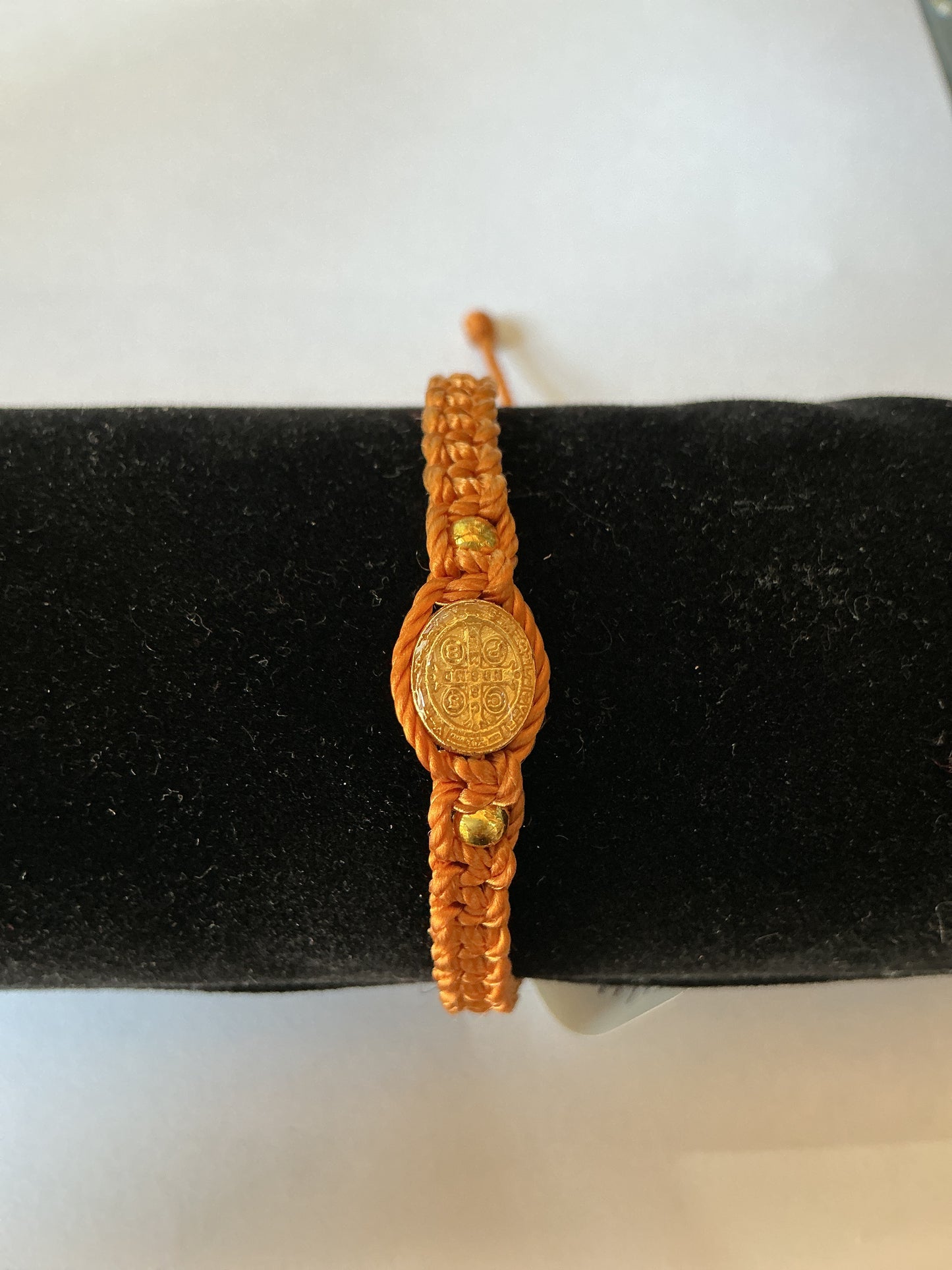 Pulsera de hilo cafe, encapsulado con resina de San Benito
