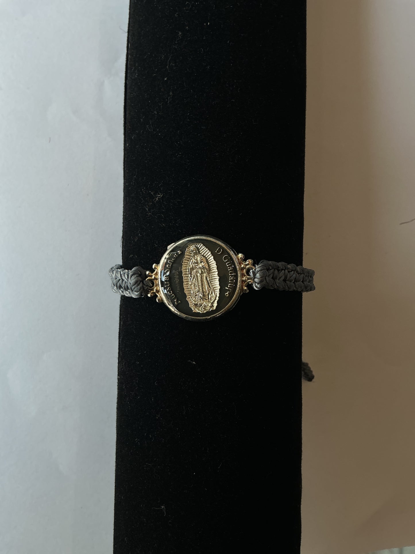 Pulsera Gris , encapsulado con resina de Virgen de Guadalupe