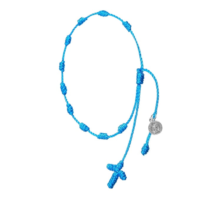 Pulsera color azul con medalla de san benito