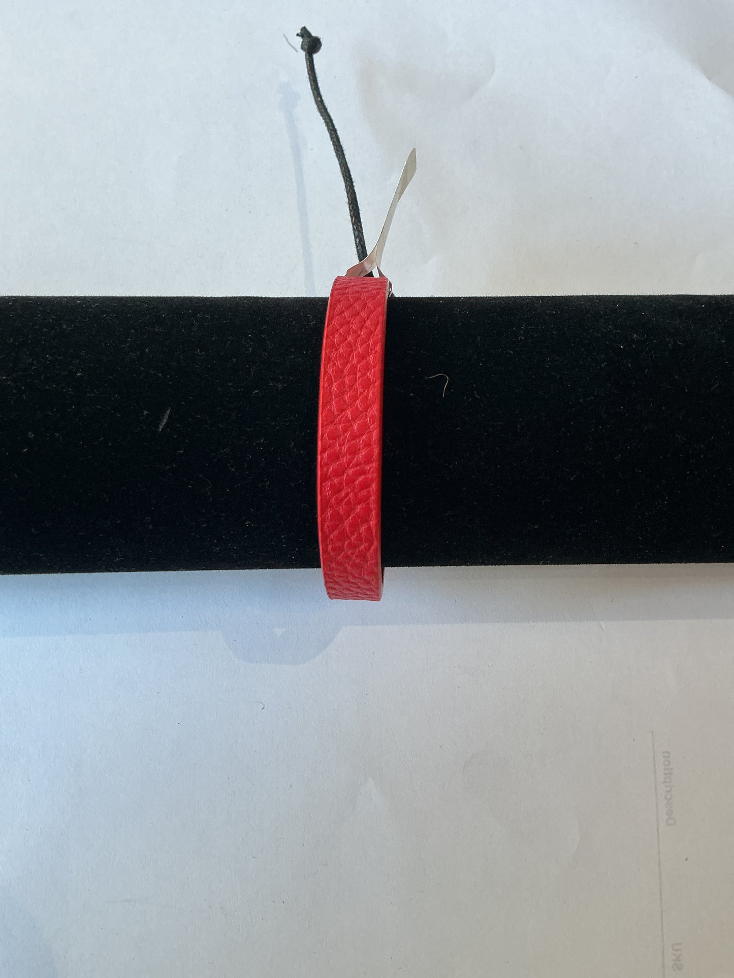 Pulsera Roja con cintas de color negro de cuero sintético