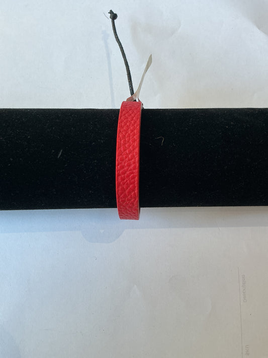 Pulsera Roja con cintas de color negro de cuero sintético