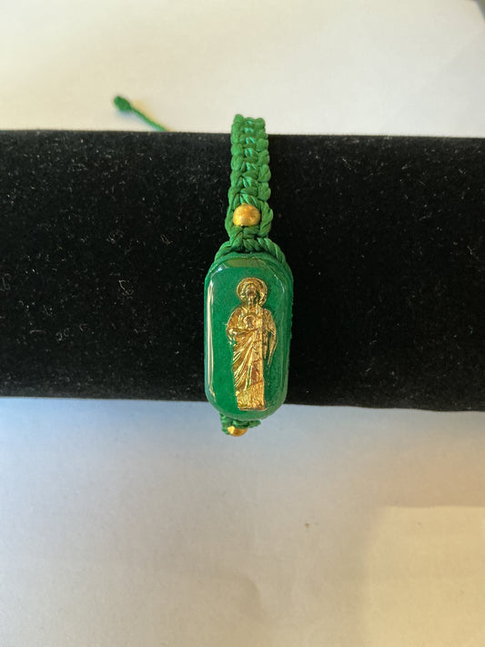 Pulsera de hilo verde, madera  encapsulado con resina San Judas