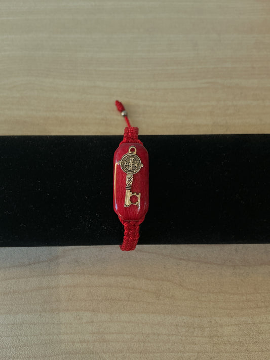 Pulsera de hilo rojo, madera  encapsulado con resina llave de San Benito