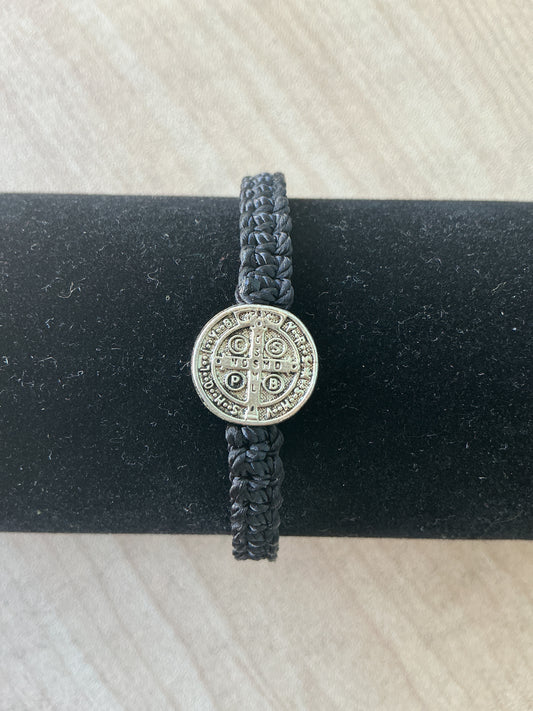 Brazalete de hilo negro con medalla de San Benito