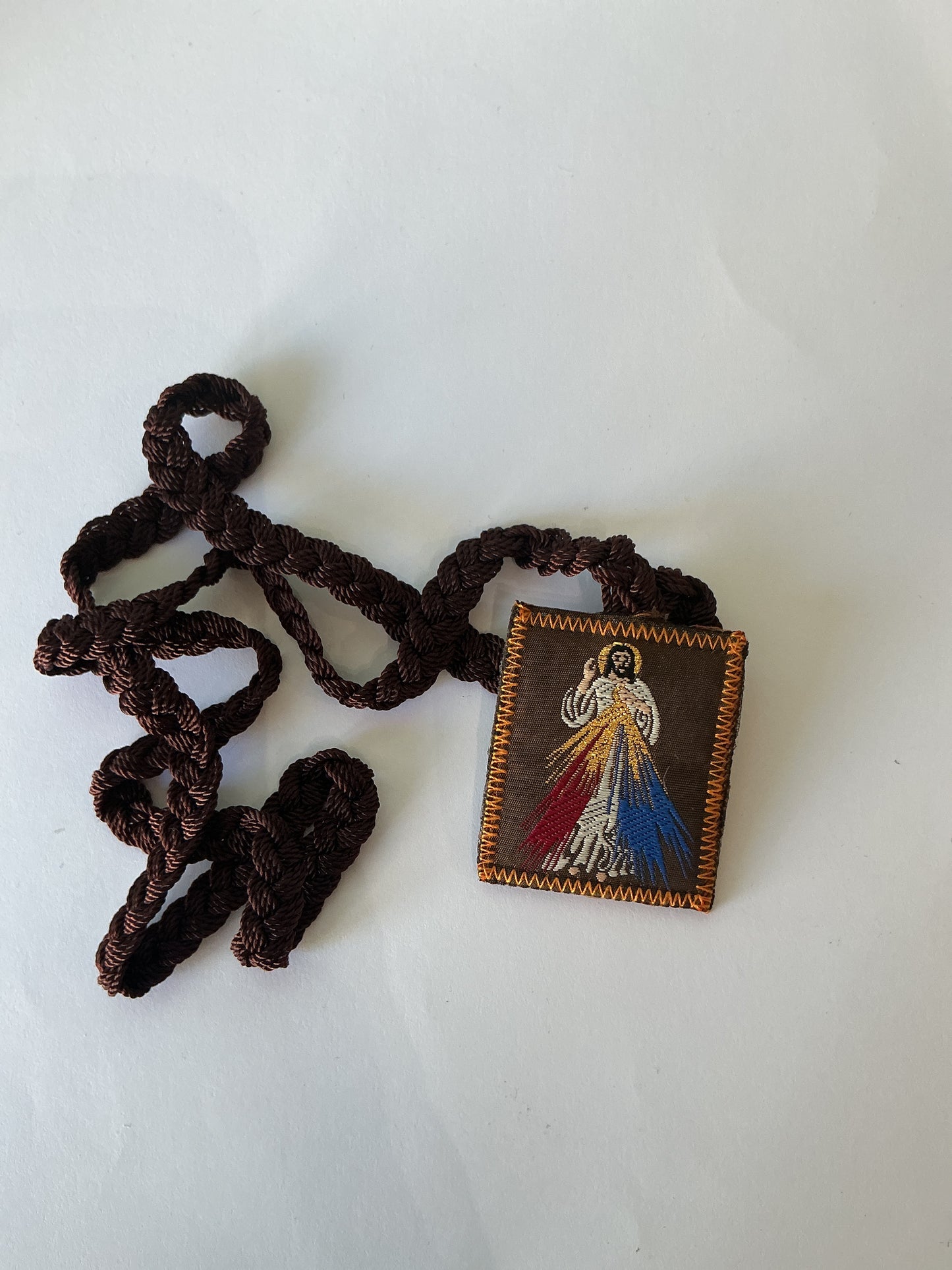 Escapulario de Color Cafe con laso grueso de Divina Misericordia Y Virgen de Guadalupe