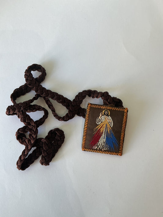 Escapulario de Color Cafe con laso grueso de Divina Misericordia Y Virgen de Guadalupe