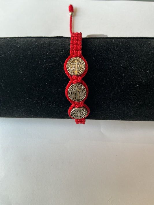 Pulsera Roja Trenzada con tres medallas de San Benito