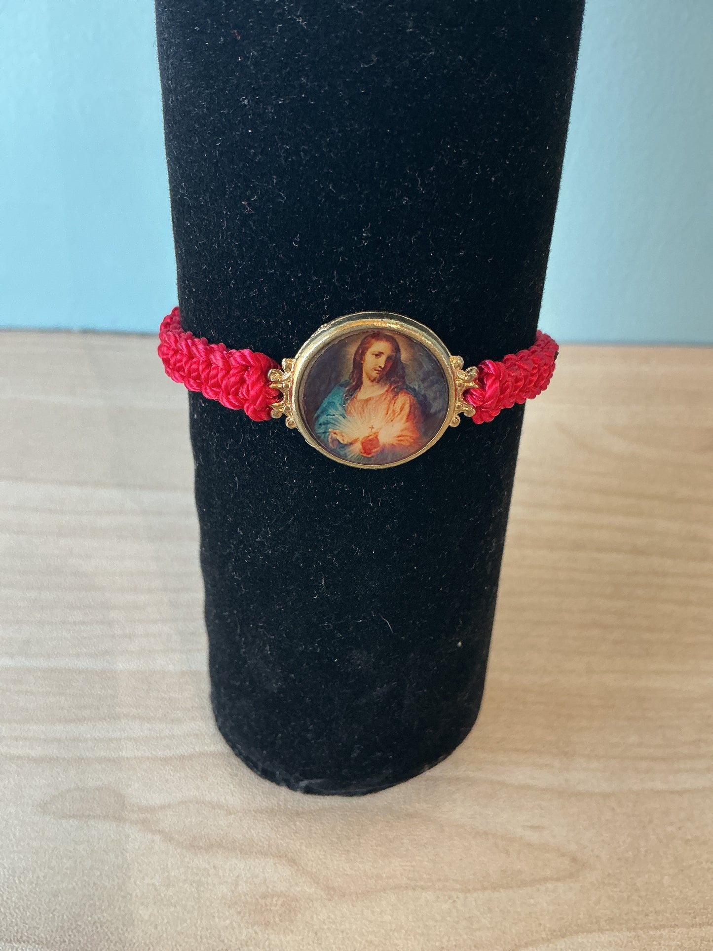 Pulsera de hilo con resina - Sagrado Corazón