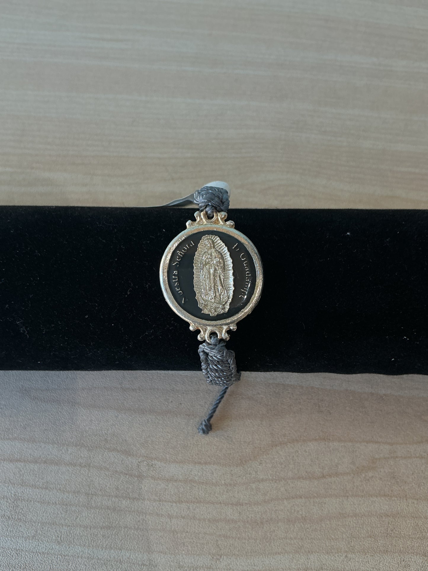 Bracelet Hilo Gris con Doble Trenzado, encapsulado Virgen de Guadalupe