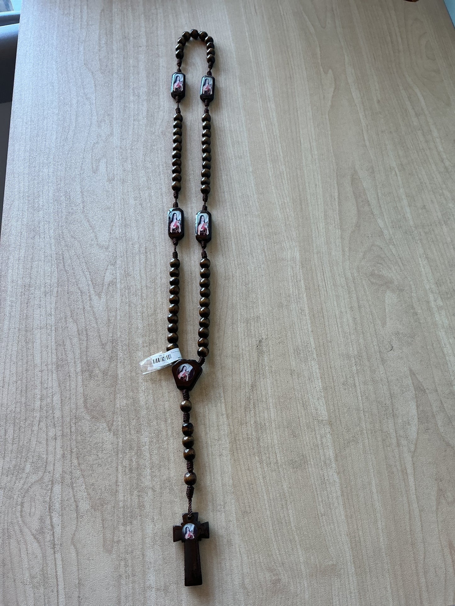 Rosario de madera con imagen de santa teresa