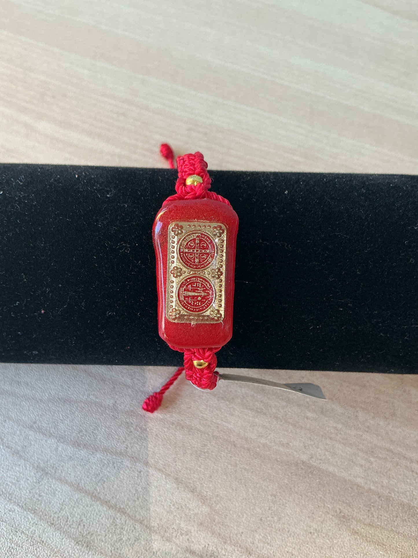 Pulsera de hilo rojo, madera  encapsulado con resina de San Benito
