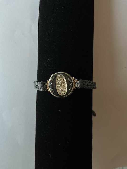 Pulsera Gris , encapsulado con resina de Virgen de Guadalupe