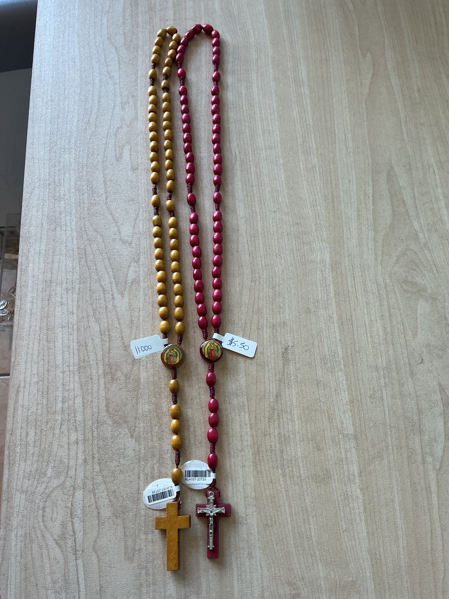 Rosario de madera con cruz y imagen de la virgen