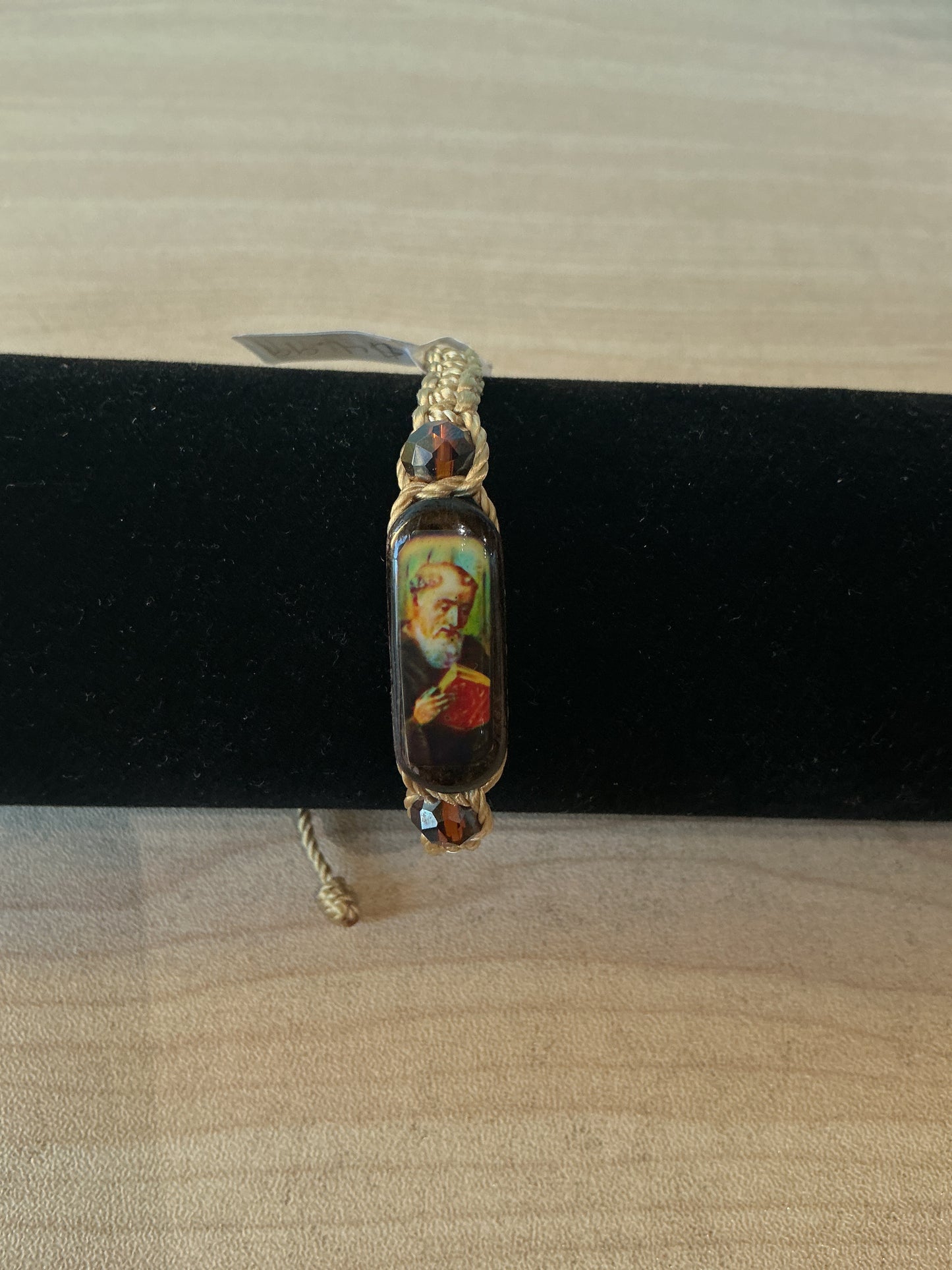 Pulsera de hilo beige , madera con resina de San Benito