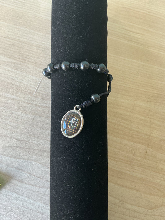 Pulsera con hilo, madera con escapulario de San Benito