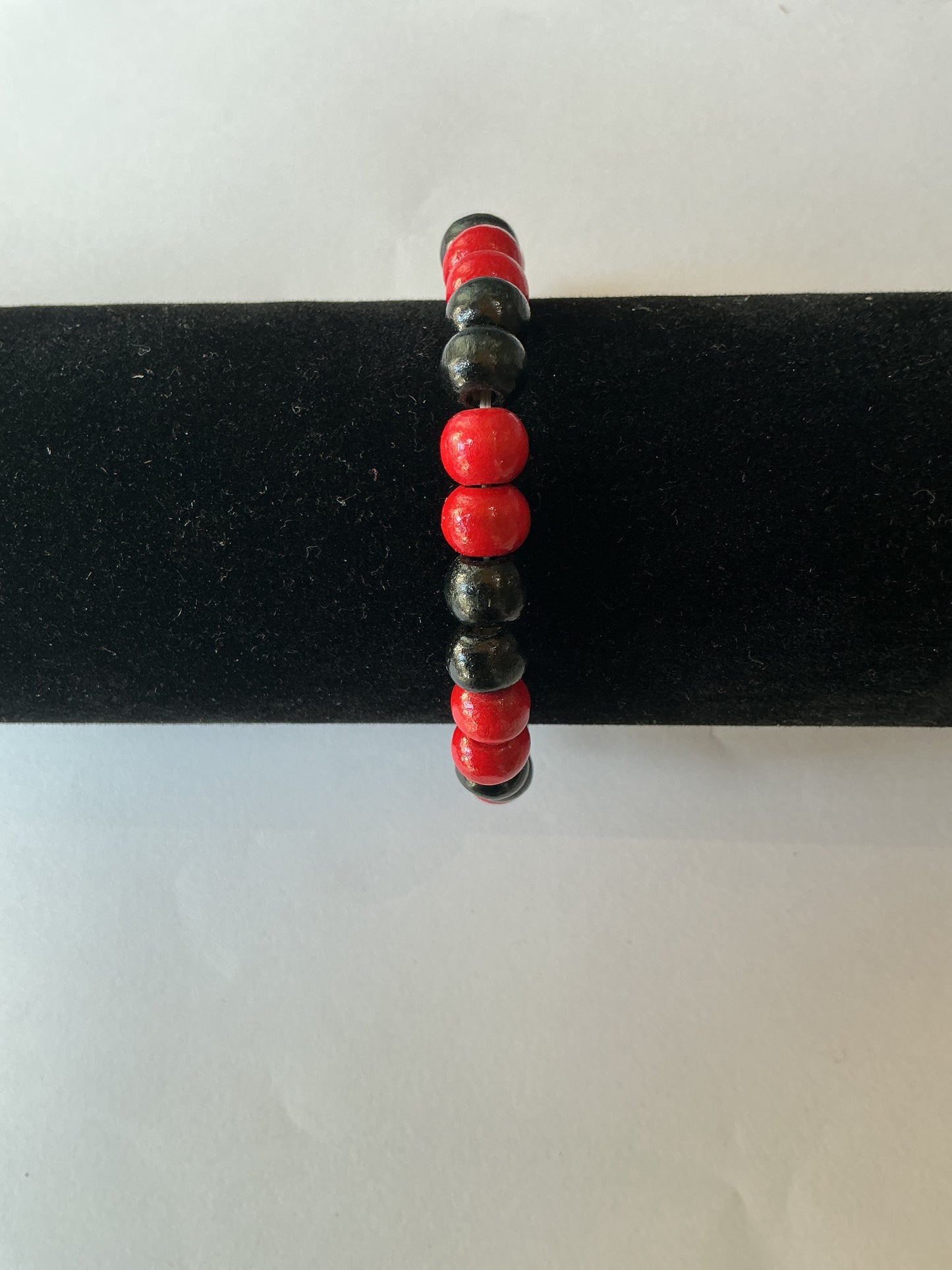 Brazalete de cuentas de madera de rojo con negro
