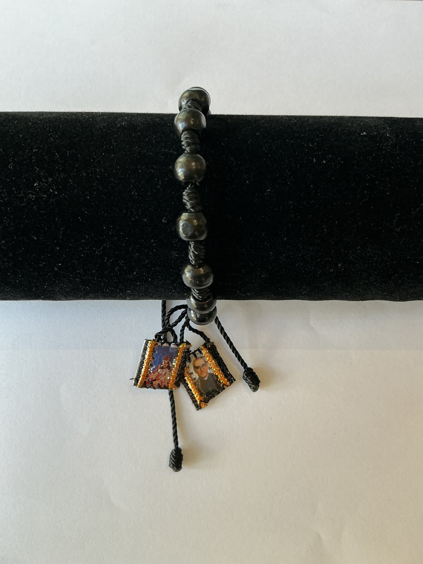 Pulsera de hilo negro con madera con escapulario de Virgen del Carmen y San Monseñor Oscar  Romero