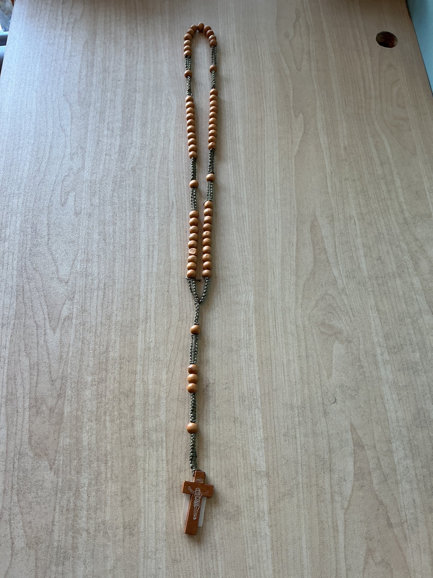 Rosario de madera con cruz