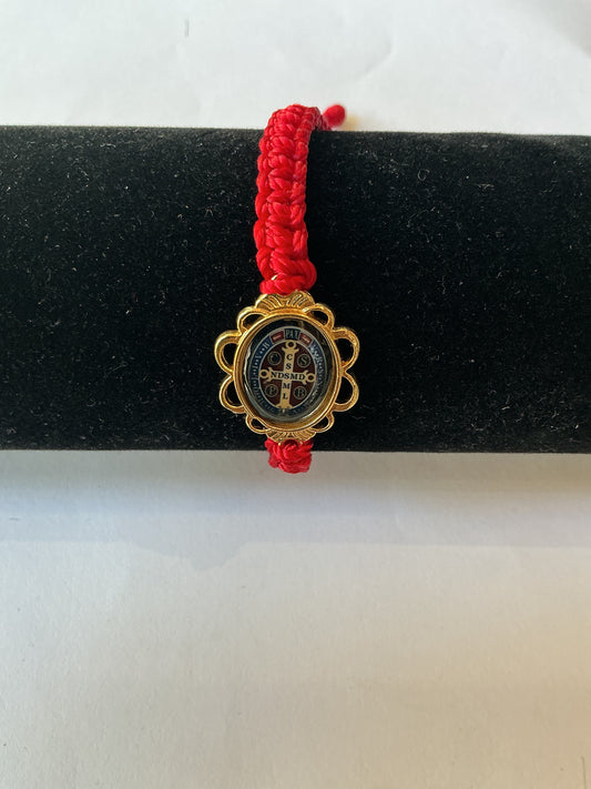 Pulsera roja trenzada con resina con medalla de San Benito