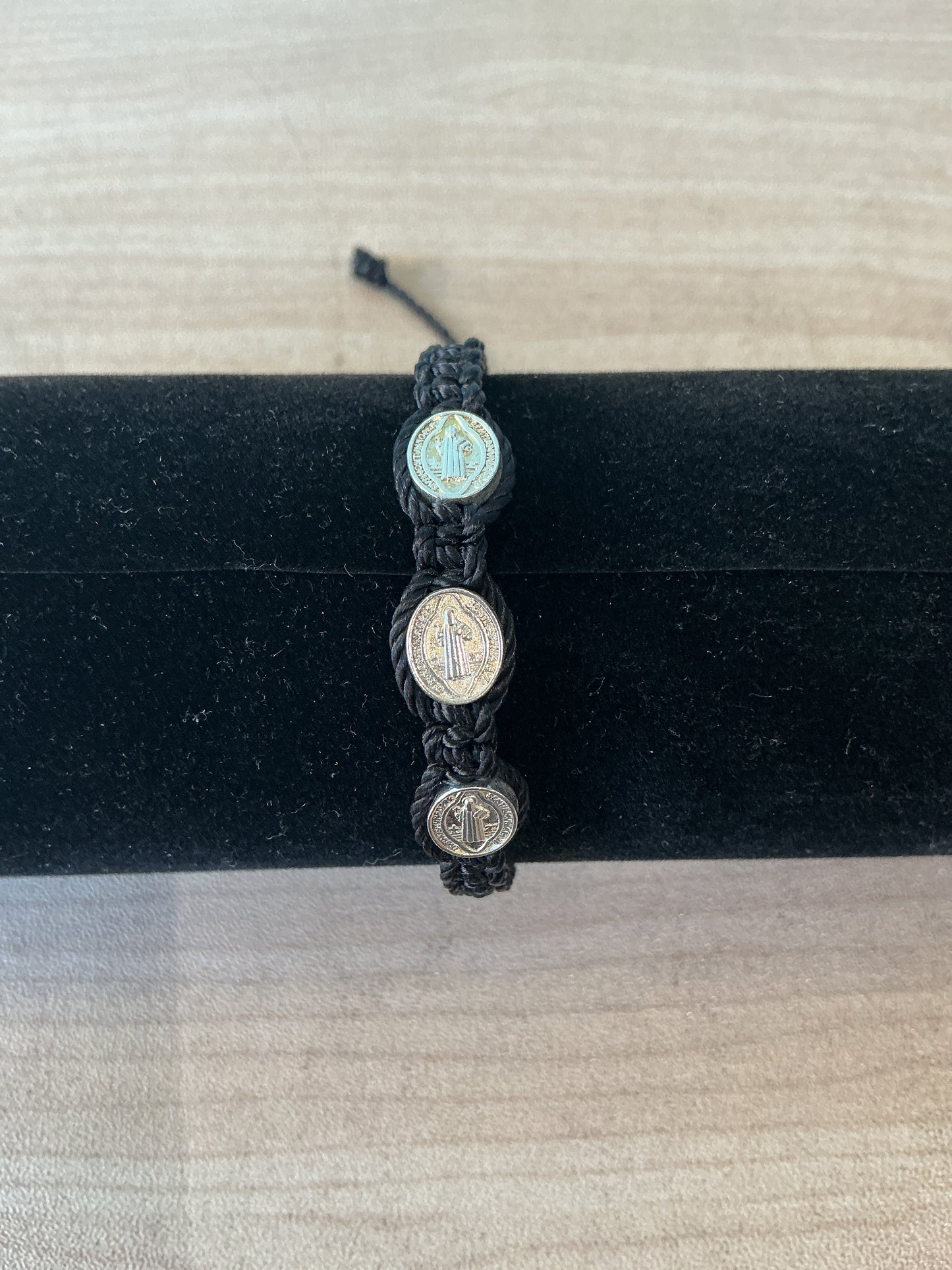 Pulsera de hilo negro , con tres medallas de San Benito