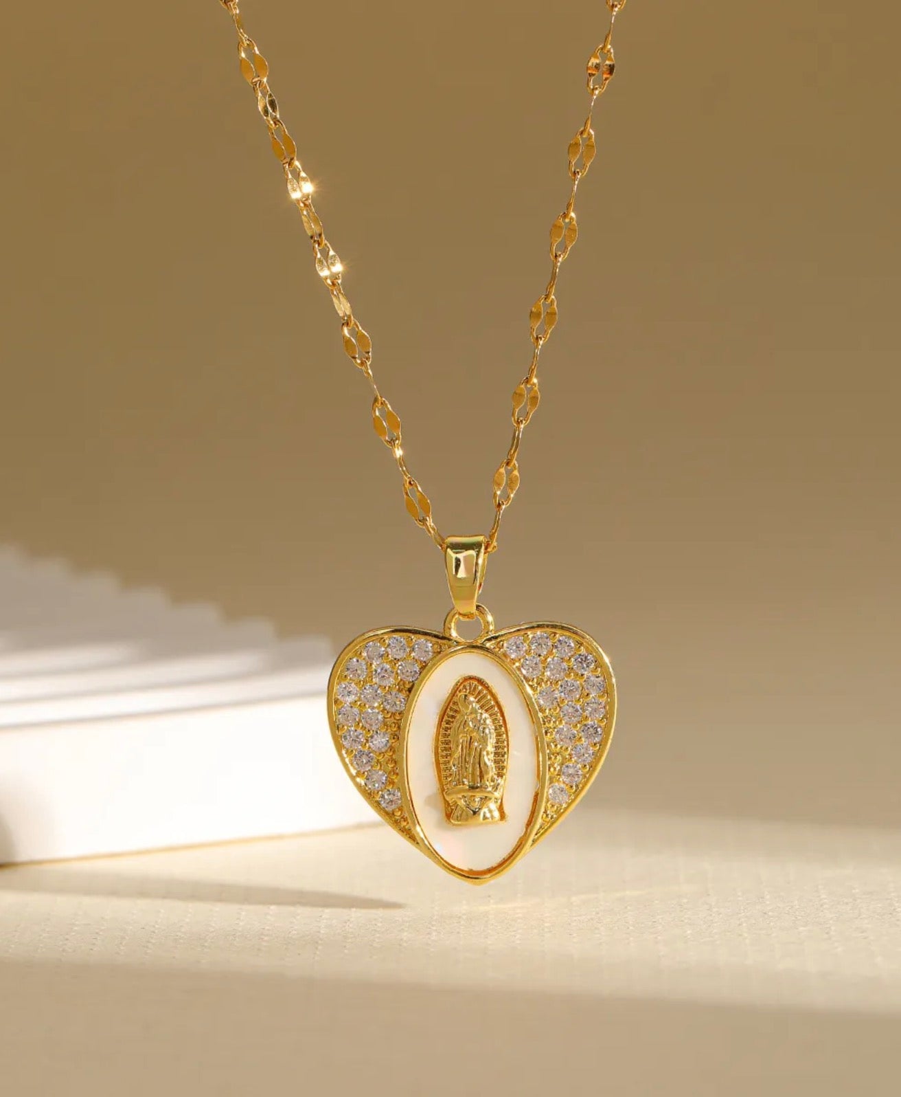 Collar de Acero Inoxidable Chapado en Oro Con Colgante de Corazón Virgen