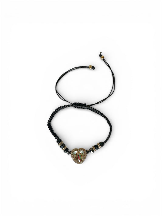 Pulsera de hilo negra encapsulada en forma de corazon de la Virgen de Guadalupe
