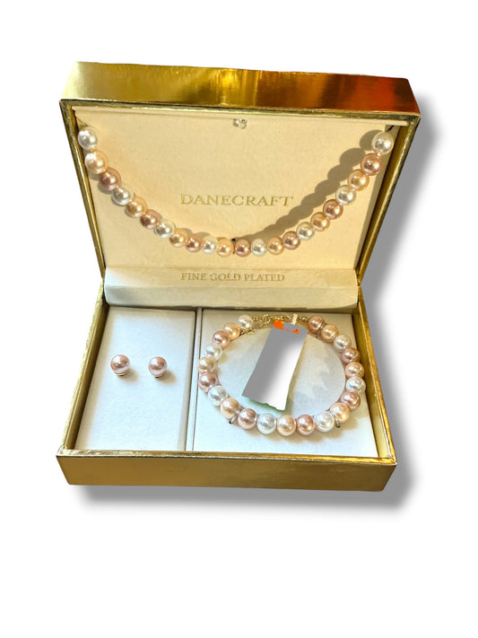 Bracelet, necklace and earrings in imitation pearl