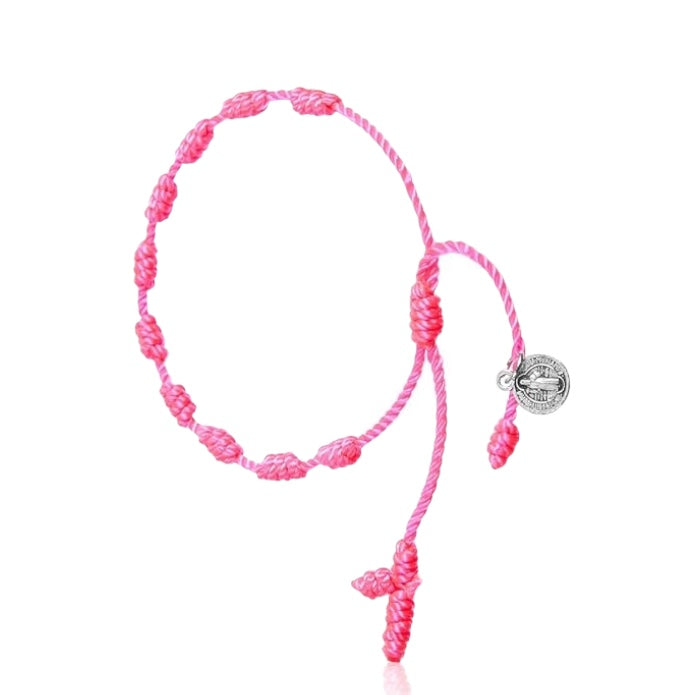 Pulsera color rosa con medalla de san benito